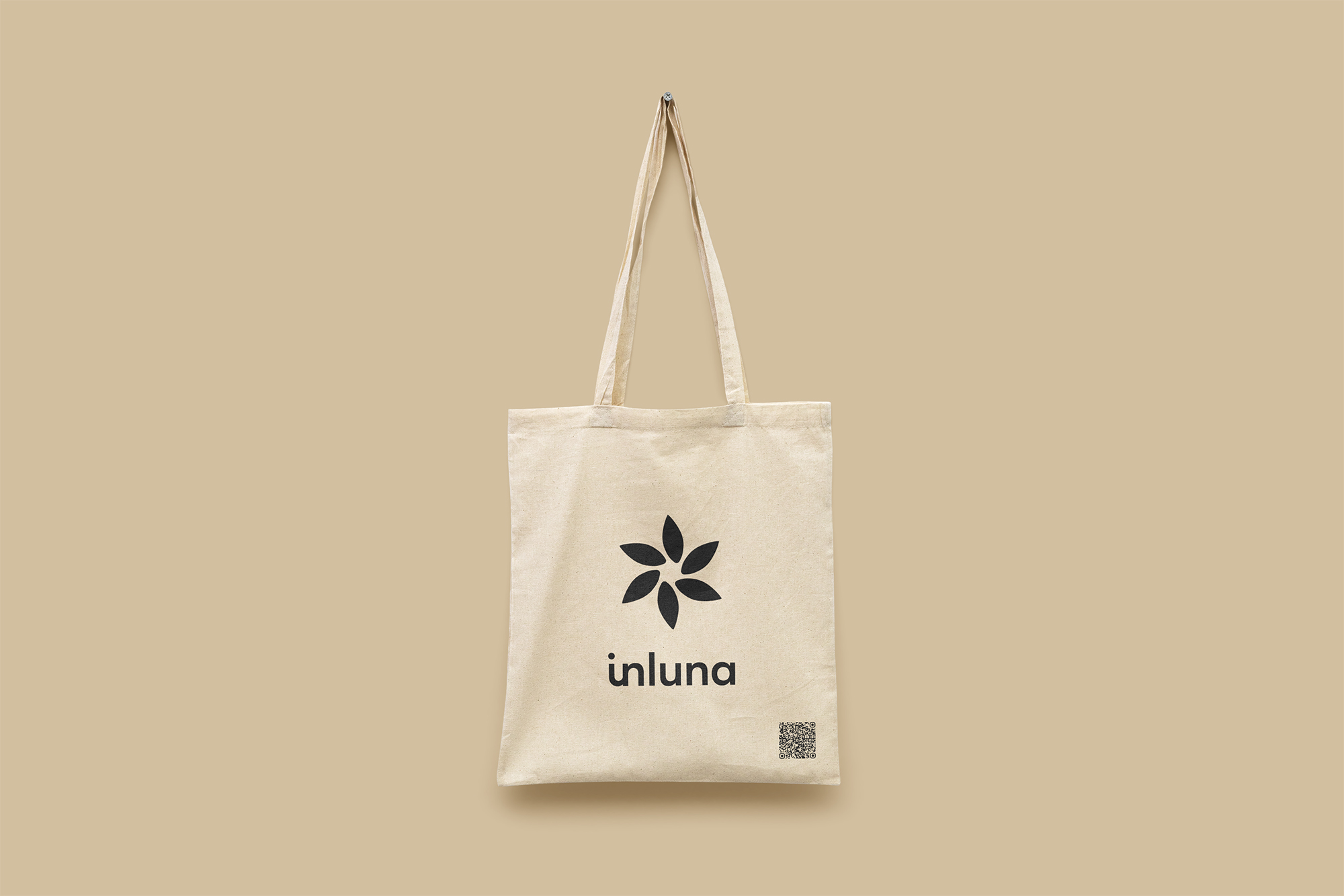 Totebag de tela color natural con el logotipo y la flor de Inluna